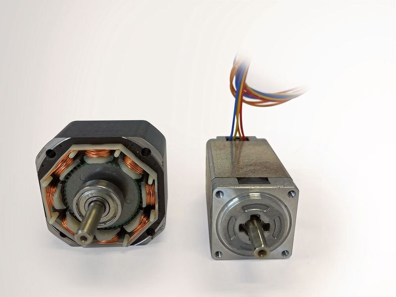 Schrittmotoren sind ohne ein zusätzliches Messsystem einsatzbar (rechts in Vakuumausführung). (Bild: Steinmeyer Mechatronik)