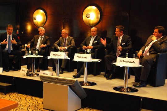 Von links: Volker Koerdt (Auto Zeitung), Armin Meinzer (Autohaus Zschernitz), Ulrich Köster (ZDK), Frank Mattheis (Opel), ZDK-Vizepräsident Wilhelm Hülsdonk und Matthias Scharnhölz (GTÜ) sind sich einig: Werkstatttests haben ihre Berechtigung. Inspektionspläne müssen von den Servicemitarbeitern abgearbeitet werden. (Rubbel)