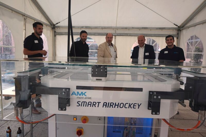 Beim Symposium „Digitalisierung im Dialog“ der Technische Hochschule Deggendorf (THD) fand der Demonstrator Smart Airhockey von AMK seine Anerkennung. (Paul Kho / AMK)