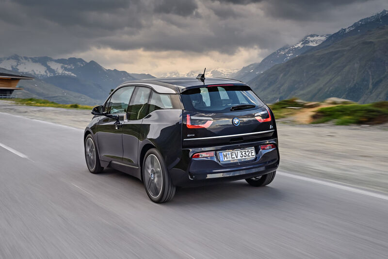 Mit neuer Optik und technischen Verbesserungen geht der Stromer in die zweite Hälfte seines Lebenszyklus. (BMW)