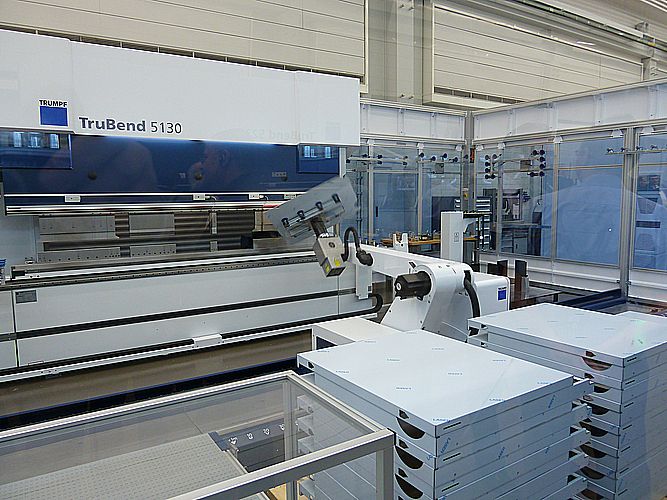 Nochmals die automatisierte Biegezelle mit dem Biegeroboter in Aktion. (Kuhn)