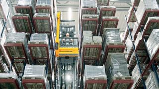 Am wichtigsten ist beim schwedischen Bücherlogistiker Samdistribution das perfekte Zusammenspiel im Hoch­regallager, von wo aus jährlich etwa  25 Mio. Bücher ausgeliefert werden. (Jungheinrich)