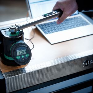 Mit dem Drehmomentprüfgerät SmartCheck DAPTIQ können Unternehmen ihre Messmittel, wie Drehmomentschlüssel oder Drehmomentschraubendreher schnell und unkompliziert im eigenen Haus prüfen – für maximale Präzision und Effizienz.(Bild:  Stahlwille)