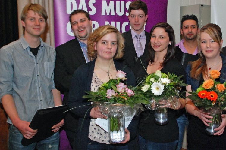 Gratulation den Innungsbesten der Kfz-Innung Flensburg Stadt und Land: (v.li.) Christoph Hinrichsen, Patrick Hollmann, Imke Andresen, Alexander Plagemann, Nadine Klute, Haitham Ahmad und Sabrina Berngruber. (Foto: Innung)