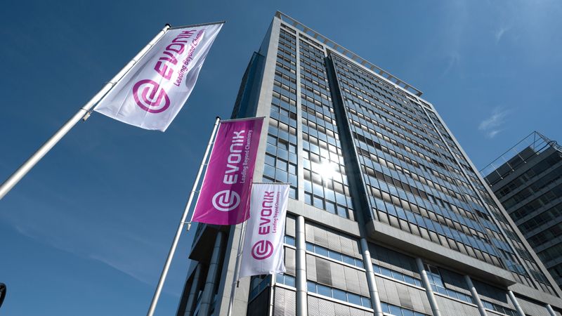 Evonik-Fahnen vor Headquarter (Symbolbild)(Bild:  Evonik)
