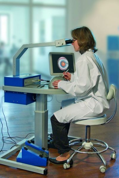 VRmagic  hat den Augenchirurgie-Simulator Eyesi entwickelt, mit dem angehende Augenchirurgen operative Eingriffe ohne Risiko für einen Patienten trainieren können.  (Bild: VRMagic)