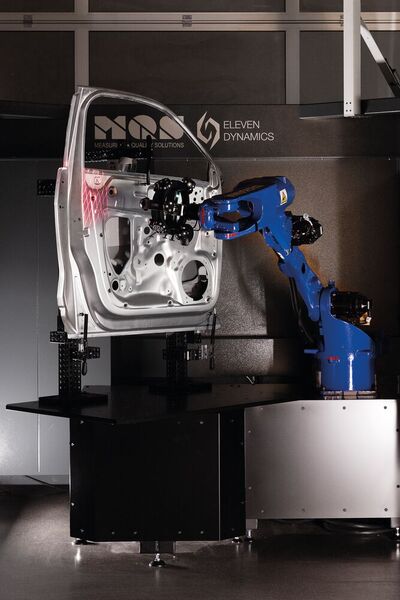Geführt von einem Motoman GP12 von Yaskawa scannt der Messkopf das zu prüfende Bauteil detailliert ab, wobei insgesamt drei unterschiedliche Laser zum Einsatz kommen. (Bild: Yaskawa/ Independent Light GmbH)