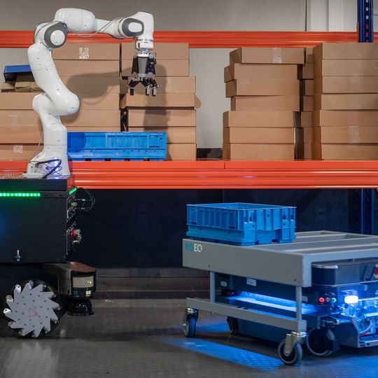 Flexible und autonome Transportfahrzeuge und Roboter spielen im Konzept der KI.Fabrik eine Schlüsselrolle. Flexible und autonome Transportfahrzeuge und Roboter spielen im Konzept der KI.Fabrik eine Schlüsselrolle.