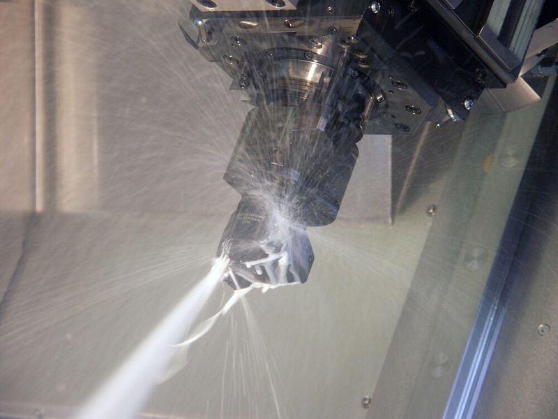 Der verwendete Kühlschmierstoff (KSS) und eine spezielle Spindelentwicklung von WFL sorgen bei der Titanbearbeitung für einen Druck von 200 bar, der durch die Frässpindel auf die Zerspanungszone wirkt. Späne werden so schnell und kontiniuierlich weggespült. (Bild: WFL Millturn Technologies)