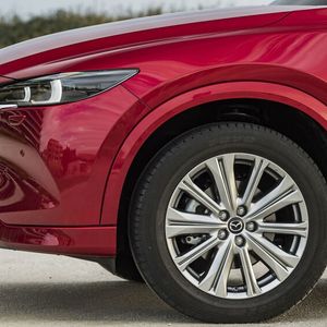 Trotz der Neuerungen ist die sachliche Form geblieben, die seit Jahren typisch für das Kodo-Design ist und dem der CX-5 seinen unverwechselbaren Auftritt verdankt.(Autoren-Union Mobilität/Mazda)