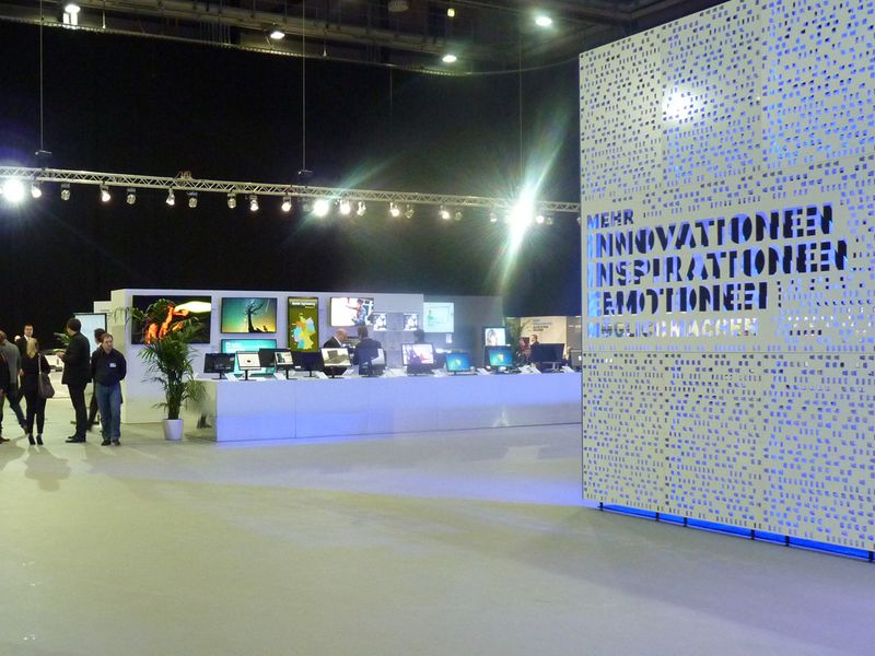 Großzügig war der Ausstellungsplatz für das gesamte Produktportfolio bemessen – es gab dazu auch noch Raum für Innovationen, Inspirationen und Emotionen. (Bild: IT-BUSINESS)