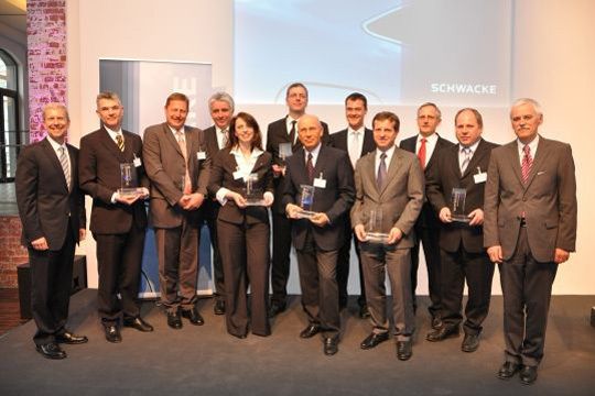 Gewinner unter sich: Schwacke-Chef Michael Bergmann (li.) und Prof. Willi Diez (re.) gratulierten am Ende nochmals allen Segmentsiegern. (Archiv: Vogel Business Media)