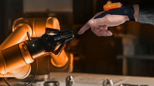 (Wearable Scanner unterstützen Mitarbeiter nicht nur in der Fertigung, sondern auch in der Lagerlogistik. (Bild: ProGlove))