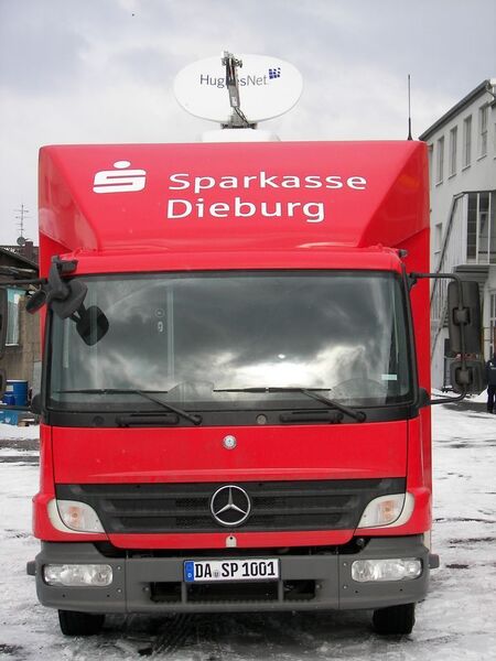 Eine mobile Filiale der Sparkasse Dieburg mit Satelliten-Schüssel für den Internet-Zugang (Archiv: Vogel Business Media)