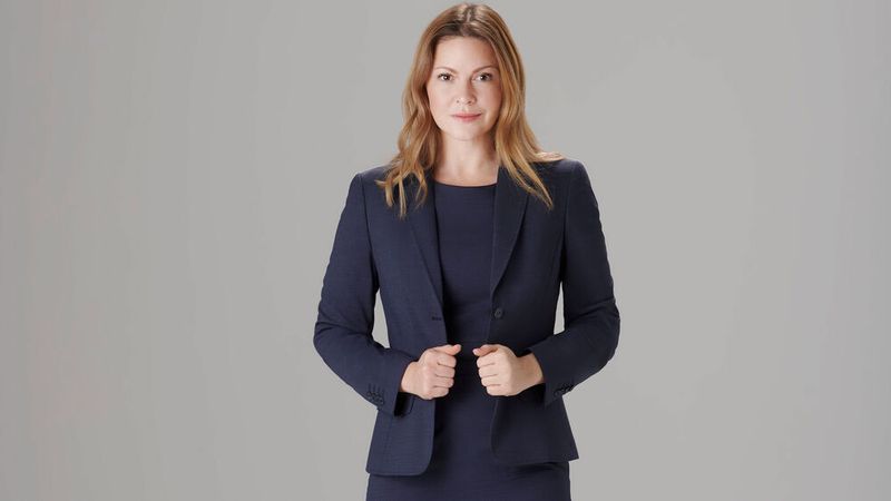 Bei einer Größenauswahl von Slim bis Extra Large können die Kunden unter anderem Blazer, Röcke oder Sakkos buchen. (Bild: Mewa)