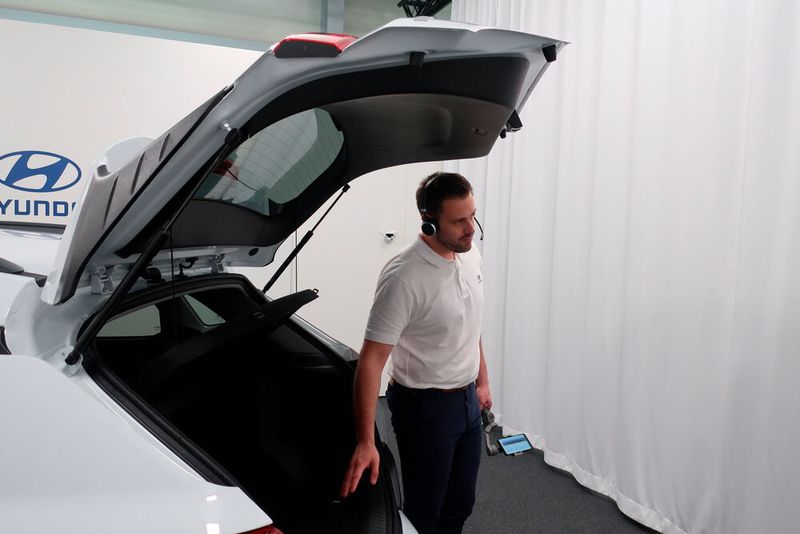 Im Coaching haben die Berater gelernt, mit den Kameras wie mit einem realen Kunden vor Ort zu sprechen. Wichtig ist die persönliche Ansprache und der Augenkontakt. (Bild: Viktoria Hahn / »kfz-betrieb«)