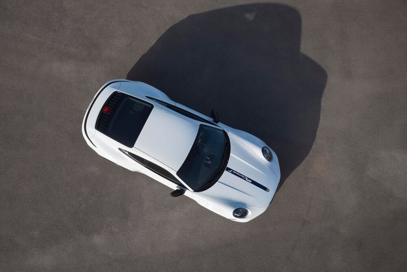 Das Ganze hat seinen Preis: Der 911 T kostet als Coupé 141.700 Euro und damit 13.000 Euro mehr als der Carrera. (Bild: Porsche)