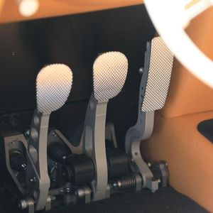 Ein manuelles Fünfgang-Getriebe sorgt für ein ansprechendes Fahrerlebnis, während Fahrkomfort und dynamisches Handling durch ein maßgeschneidertes Fahrwerk, das wahlweise mit passiver oder optionaler aktiver Dämpfung erhältlich ist, verbessert werden.(Bild:  Ed Curtis/Boxengasse)
