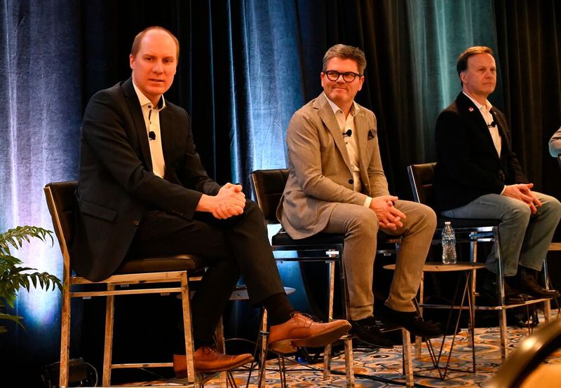 Quirin Görz (vorne) von Kuka Digital stellte die Mosaixx-Plattform und die Partnerschaft mit Dassault Systèmes vor. (Bild: Stefanie Michel)