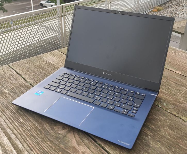 Beim ansonsten sehr guten Keyboard fallen die klein dimensionierten Tasten für die Cursorsteuerung und den Bildlauf negativ auf. Das große Touchpad ist optisch durch den Diamantschliff der Handballenablage betont. (Bild: Vogel IT-Medien)