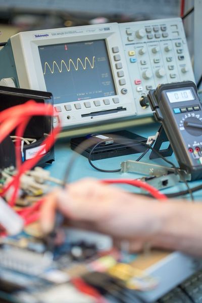 Analyse auf Chip-Level-Basis: Die umfasst die Messung von Spannungen, Frequenzen und Signalen bis auf BGA-Ebene.  (BMK)