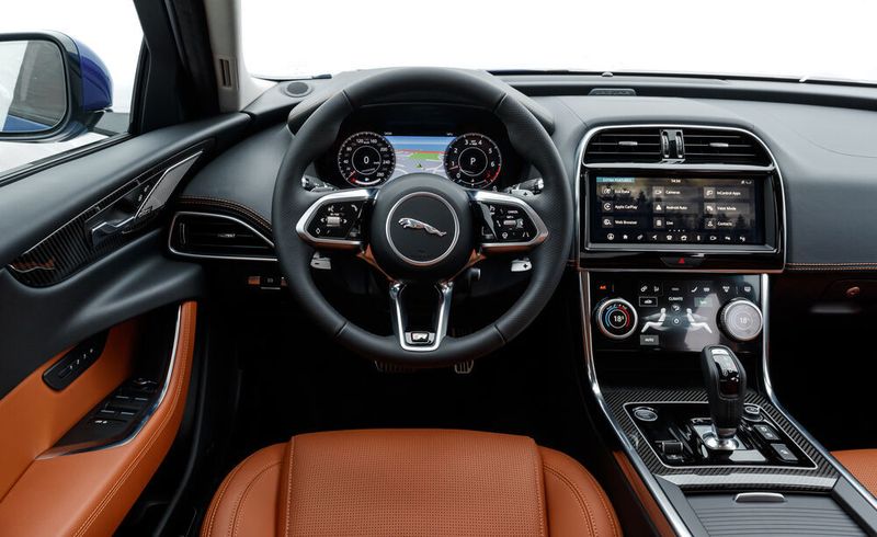 

Der runde, aus dem Mitteltunnel ausfahrende Drehknauf, ist im neuen Jaguar XE Geschichte.  (Jaguar)