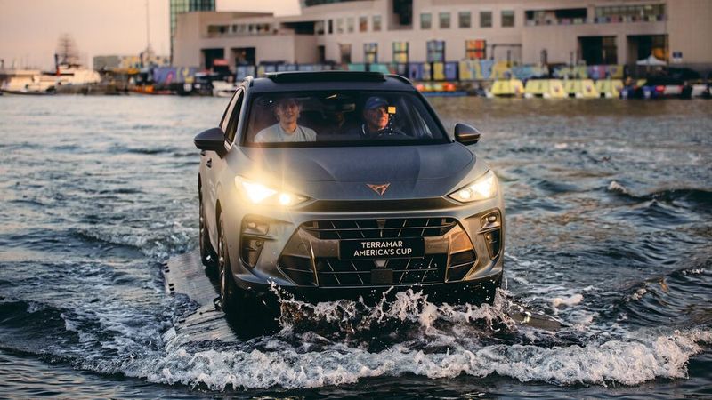 Der Name Terramar spielt leitet sich einerseits von einem Ort in Spanien ab, steht aber auch für Erde („Terra“) und Wasser („Mar“). Mit dieser Existenz zwischen den Welten spielt derzeit das Cupra-Marketing. (Bild: Seat)