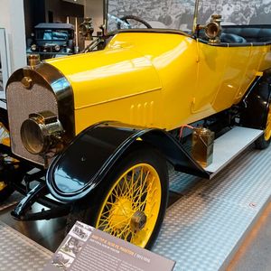 Den Typ B brachten Audi Automobilwerke GmbH Zwickau 1911 als Nachfolger des Audi Typ A auf den Markt. Es entstanden bis 1914 (nach anderen Quellen bis 1917) lediglich 360 Exemplare. Der Typ B verfügt über einen vorn eingebauten Vierzylinder-IOE-Zweiblock-Reihenmotor mit 2,6 Liter Hubraum. Er entwickelte 28 PS bei 1.800 1/min. Über ein Viergang-Vorgelegegetriebe und eine Kardanwelle trieb er die Hinterräder an. Der Wagen hatte einen Leiterrahmen und zwei blattgefederte Starrachsen und war als zwei- oder viersitziger Tourenwagen lieferbar.(Bild:  Dominsky – VCG)