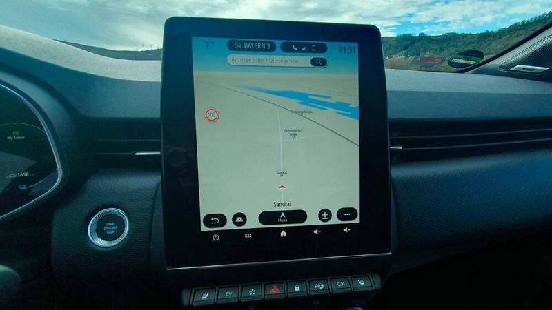 Der 9,3-Zoll-Touchscreen steht aufrecht und lässt sich gut bedienen. Zusätzlich gibt es noch zahlreiche haptische Schalter. (Bild: Mauritz – VCG)
