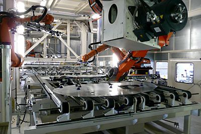 Hier kommen die Bleche von der Beölstation an und werden an die erste Presse weitertransportiert – trotz hoher Kräfte eine filigrane Angelegenheit. Dafür hat Schuler auch die gesamte Steuerung in Eigenarbeit erledigt. (Archiv: Vogel Business Media)