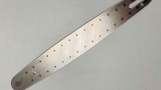 So sieht eine Führungsschiene für eine Stihl-Motorsäge aus – landläufig auch als „Schwert“ bezeichnet. Sie besteht aus zwei äußeren Blechteilen und einem kleineren dazwischen, wobei die Nut für die Sägekettenführung gebildet wird. Das Buckelschweiß-Know-how von Nimak sorgt dabei für prozesssichere und wirtschaftliche Ergebnisse. (Bild: Nimak)