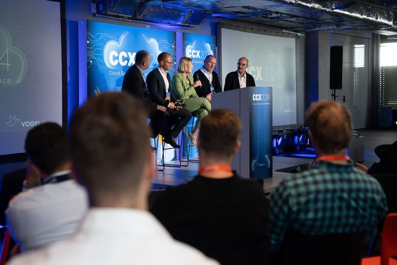 Spannende Panel Diskussion mit Moderator Oliver Schonschek, News Analyst Insider Research und Podcast-Host zum Thema „Cloud aus der EU und für die EU“. (Bild: Vogel IT-Akademie)