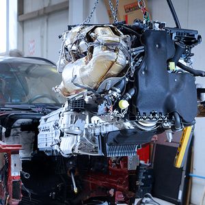 Powerteile. Komplette Komponenten für effiziente Reparaturen, Motoren, Getriebe oder Türen als Komplettteile vereinfachen Beschaffung und Reparaturablauf.  (Bild:  Ingolf Pompe Photography https://www.ingolfpompe.net/ Auftraggeber: 	Mercedes-Benz Used Parts GmbH, Neuhausen)