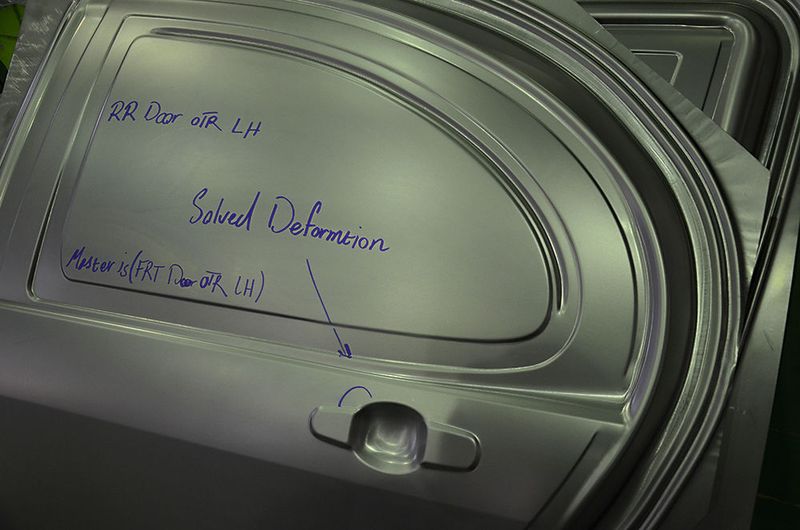 Die Koordinatenmessmaschine zeigte eine Ungenauigkeit an: Eine testweise gepresste Tür zeigt jetzt, wo das Problem behoben wurde.  (Jablonski)