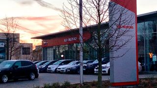 Bei Hans Brandenburg in Mettmann steht jetzt auch der Kia-Pylon vor dem Autohaus. (Hans Brandenburg)