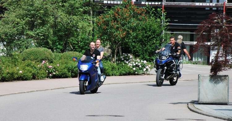 Kein Vermummungsverbot: Bikerfreuden auf dem Hotel-Parkplatz des Allgäustern in Sonthofen. (Foto: Stephan Maderner)