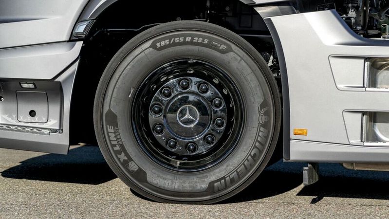 Wurden die Sensoren im Rahmen der Erstausrüstung an einer ziehenden Einheit verbaut, handelt es sich mit hoher Wahrscheinlichkeit um an den Ventilen positionierte Sensoren.(Bild:  Dekra/Thomas Kueppers)