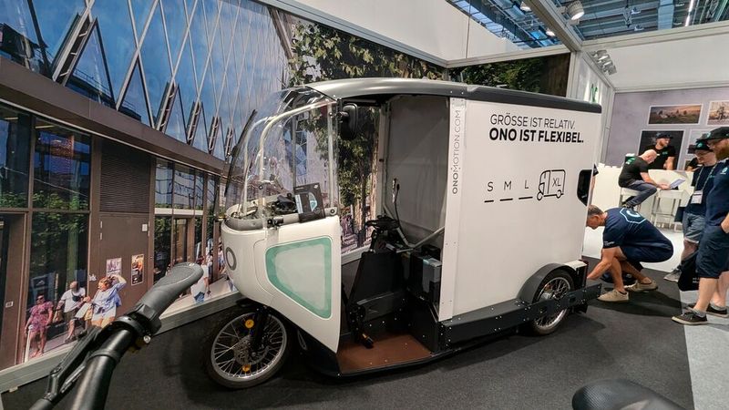 Was bei einem Lkw der Wechselcontainer ist, ist er auch beim modernen Lastenfahrrad. Einfach die Auffahrschienen herausziehen, einhängen... (Bild: Dominsky – VCG)