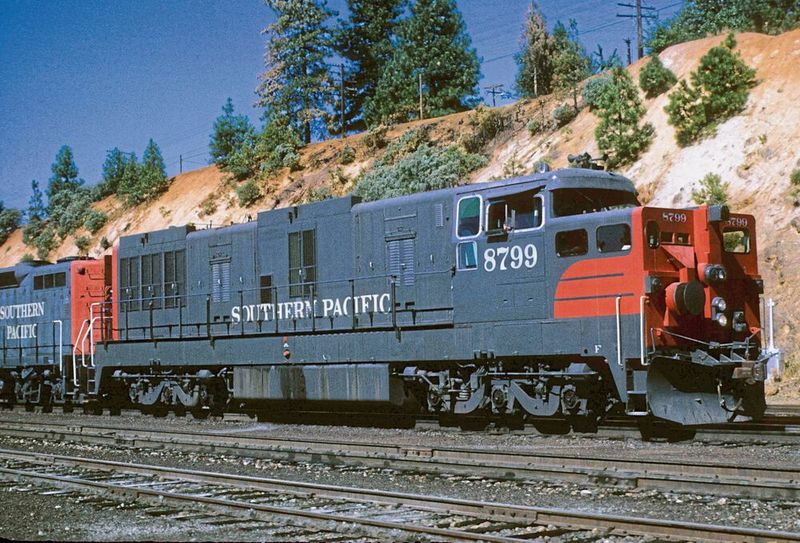 1969: Loksimulator mit NASA-Technik  Um ihre Lokführer umfassend auszubilden, setzte die amerikanische Southern Pacific Railroad (SP) Ende der 1960er-Jahre auf ein Simulator-Training. Für die dafür benötigten Ton- und Filmaufnahmen modifizierte sie eine ihrer 1964 von Krauss-Maffei in München gebauten Diesellokomotiven so, dass sie während der Fahrt Bild und Ton aufzeichnen konnte. Dazu legte die SP die Maschinenanlage still – die Lokomotive wurde fortan geschoben, steuerte aber die Schublok – und baute den kurzen Vorbau in ein Aufnahmestudio um. Die Technik dafür lieferte Conductron-Missouri, eine Tochterfirma von McDonald-Douglas, die auch schon die Simulatoren für die NASA-Programme Gemini und Apollo entwickelt hatte. Für die Audioaufnahmen setzte die SP zwei Nagra III Tonbandgeräte mit einem linearen Frequenzgang zwischen 30 und 18.000 Hz bei einer Bandgeschwindigkeit von 38 cm/s ein und für die Filmaufnahmen kam eine 35 mm Kamera mit Zeitsignal von Mitchel zur Anwendung. 1985 wurde das Fahrzeug ausgemustert. (Bild: Robert Zenk)