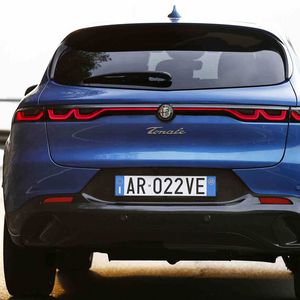Das Heck des Tonale bietet ein durchgehendes Leuchtenband.(Bild:  Alfa Romeo)