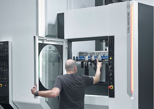 Ibarmia hat bei seiner neuesten Version der Z-Baureihe das Werkzeugmagazin versetzt. Jetzt haben darin maximal 60 Zerspanungswerkzeuge Platz. Das Magazin arbeitet jetzt auch um rund 30 Prozent dynamischer.(Bild:  Ibarmia)