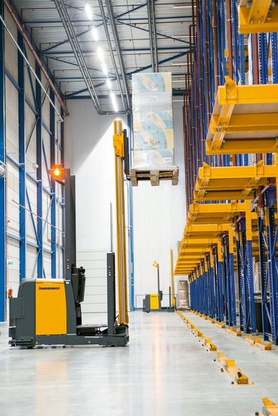 Die Auto Pallet Mover (APM) von Jungheinrich können bis 2,5 t transportieren und erreichen Hubhöhen bis 4 m. (Bild: Jungheinrich)