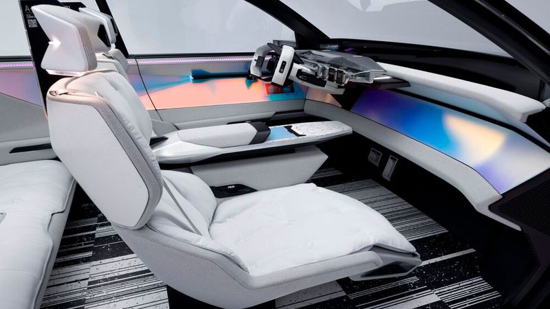Der Fußboden besteht aus recyceltem Plastik früherer Milchflaschen oder Kunststoffrohre. (Bild: Renault)