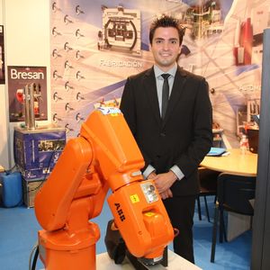 Faymasa wies mit einem ABB-Roboter auf der Cumbre darauf hin, dass man komplette Automatisierungslösungen hat. Laut Javier Pelayo Manteca, habe Faymasa auch schon entsprechende Lösungen nach Deutschland verkauft.