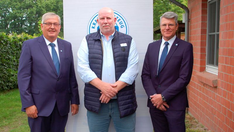 Kooperieren und tauschen sich in Sachen i-Kfz aus: (v. l.) Karl-Heinz Bley, Präsident des Landesverbands Niedersachsen-Bremen, Florian Cichon, Vorsitzender von Premiumzulasser, und Christian Metje, Geschäftsführer des Landesverbands Niedersachsen-Bremen.(Bild:  Kfz-Gewerbe Niedersachsen-Bremen)