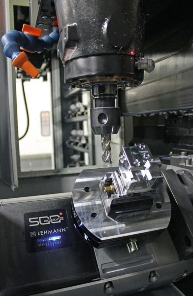 Durch die 4. und 5. Achse wird das Bauteil in einer Aufspannung bearbeitet. Für die exakte Positionierung sorgt das Ripas-Spannsystem. (Brother)