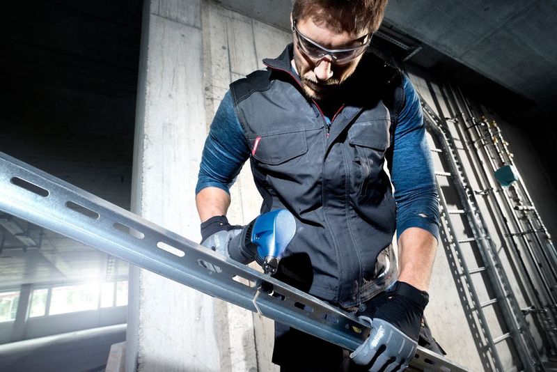 ...aber auch an Halbzeugen, die ein C-, L- oder U-Profil aufweisen, erleichtert der neue Trutool PN 200/201 die präzise Bearbeitung von Hand, wie Trumpf ergänzt. (Trumpf)