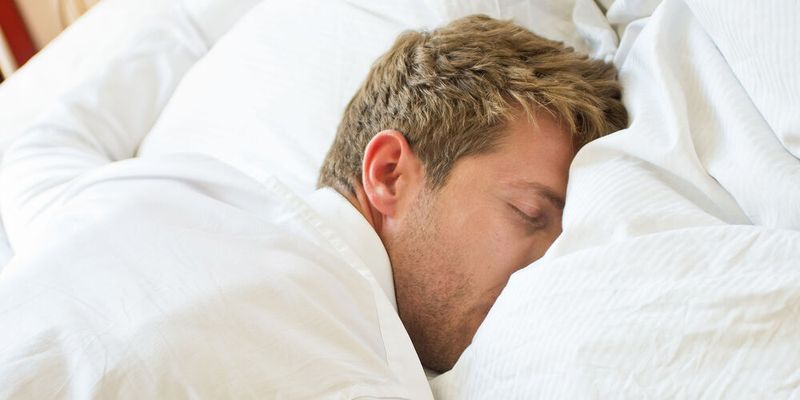 Eine aktuelle Studie hat ergeben, dass sich an Gehirnwellen während des Tiefschlafs in einem bestimmten Gehirnareal ablesen lässt, wie kooperativ und prosozial ein Mensch im Alltag ist. (Symbolbild)(Bild:  Light Impression - stock.adobe.com)