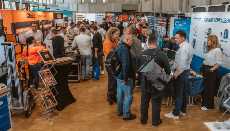 Reger Austausch herrschte an den Messeständen. (Bild: Camilo Amaya)