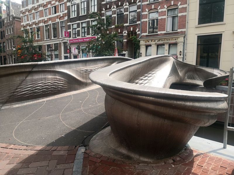 Bild 14: In Amsterdam entstand die weltweit erste Stahlbrücke aus dem 3D-Drucker: Die zwölf Meter lange und 6,3 Meter breite Fußgängerbrücke wurde mit dem WAAM-Verfahren aus 4,9 Tonnen Edelstahl gedruckt. (Bild: WZV)